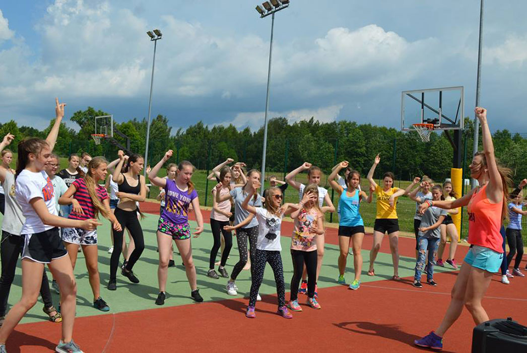 More than 25 women and girls enjoying movement and dance outside in the Sun and wind